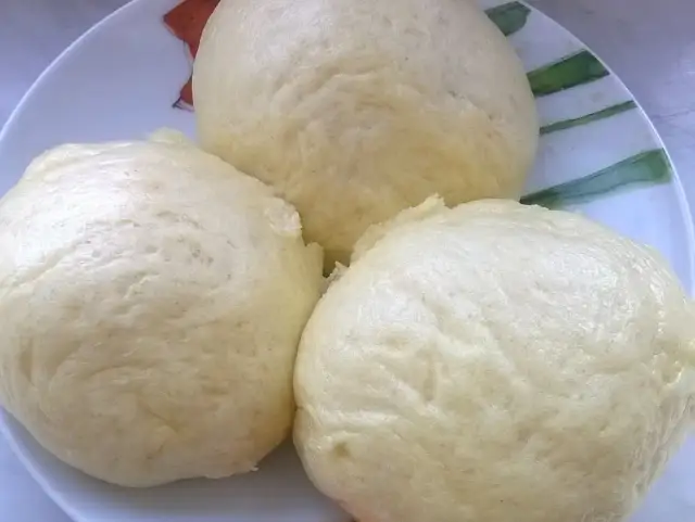 Trzy puszyste kluski na parze, gotowe do podgrzania. Idealne, by dowiedzieć się, jak podgrzać kluski na parze i cieszyć się ich smakiem.