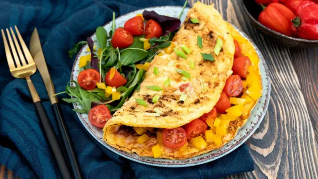 Szybki przepis na zdrowy omlet, który zmieni Twoje śniadania na lepsze