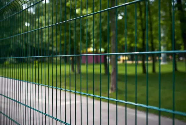 Ile kosztuje montaż ogrodzenia panelowego? Sprawdź ceny i czynniki wpływające na koszt
