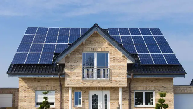 Fotowoltaika 2026: Ile zapłacisz za 1 kWp i jak obniżyć koszty?