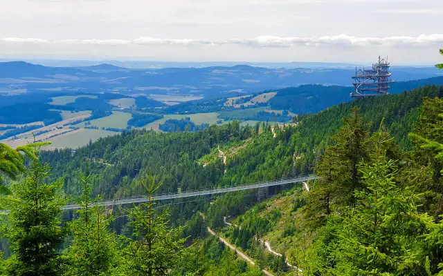Widok na Sky Bridge 721, który zachwyca. Wspaniałe opinie potwierdzają jego unikalność i piękno krajobrazu.