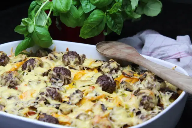 Herzhafte Hackbällchen mit Pilzen und Käse überbacken. Ein leckeres Gericht aus der Kategorie Auflauf Rezepte, perfekt für ein gemütliches Abendessen.