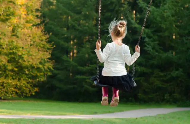 Ile godzin pracuje opiekunka w żłobku? Normy i praktyka