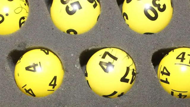 Żółte kulki z numerami do lotto, w tym 4, 41, 47, 30. Czy trójka w lotto plus jest płatna?
