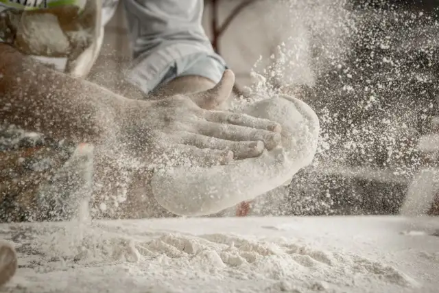 Jaka mąka do pizzy? Wybierz najlepszą mąkę dla idealnego ciasta