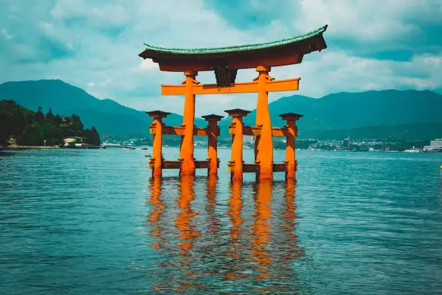 Wielka, pomarańczowa brama torii w wodzie, symbol Japonii. Idealne miejsce na niezapomnianą wycieczkę.