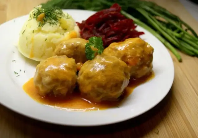 Pyszne pulpeciki w sosie pomidorowym, podane z puree ziemniaczanym, buraczkami i zielonymi warzywami.