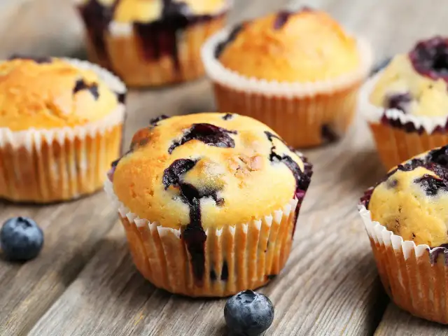 Frisch gebackene Blaubeermuffins mit saftigen Blaubeeren, perfekt für ein einfaches Blaubeermuffins Rezept.