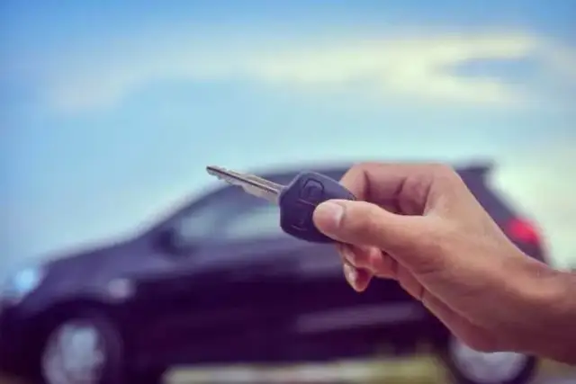 Firma kupiła auto z wadą? Zwrot samochodu na fakturę: jak to zrobić