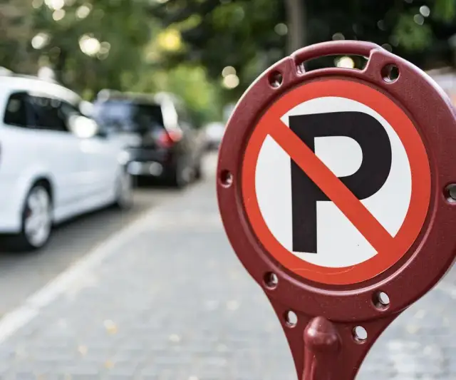 Czy można parkować tyłem do budynku? Sprawdź, co grozi za mandaty