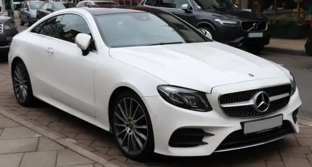 Mercedes E Klasa Coupe – wyjątkowy luksus i technologia w jednym samochodzie