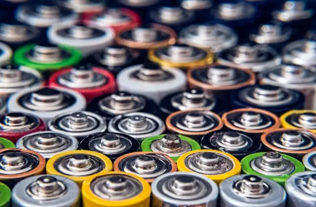 Gospodarka o obiegu zamkniętym: jak Twoja firma może skorzystać na recyklingu baterii litowo-jonowych?