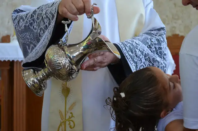 Jak wygląda chrzest bez mszy? Różnice i istotne obrzędy