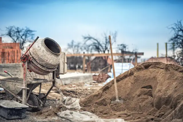 Jak wygląda betoniarka? Zobacz różne modele i ich funkcje