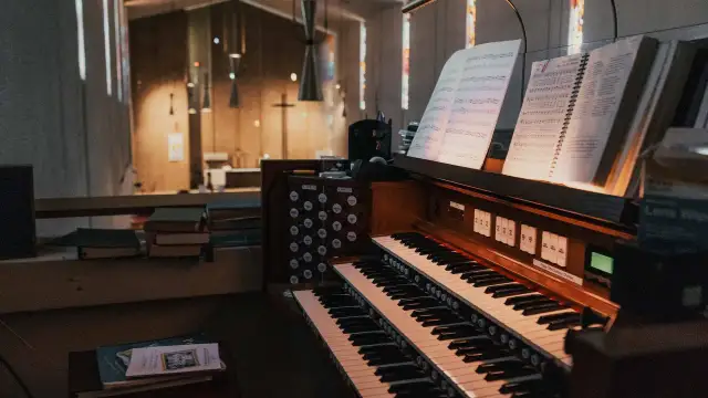 Jak zagrać na organach Sto lat - proste akordy na każdą okazję