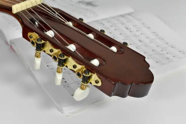Kolędy polskie teksty i chwyty na gitarę – graj ulubione kolędy