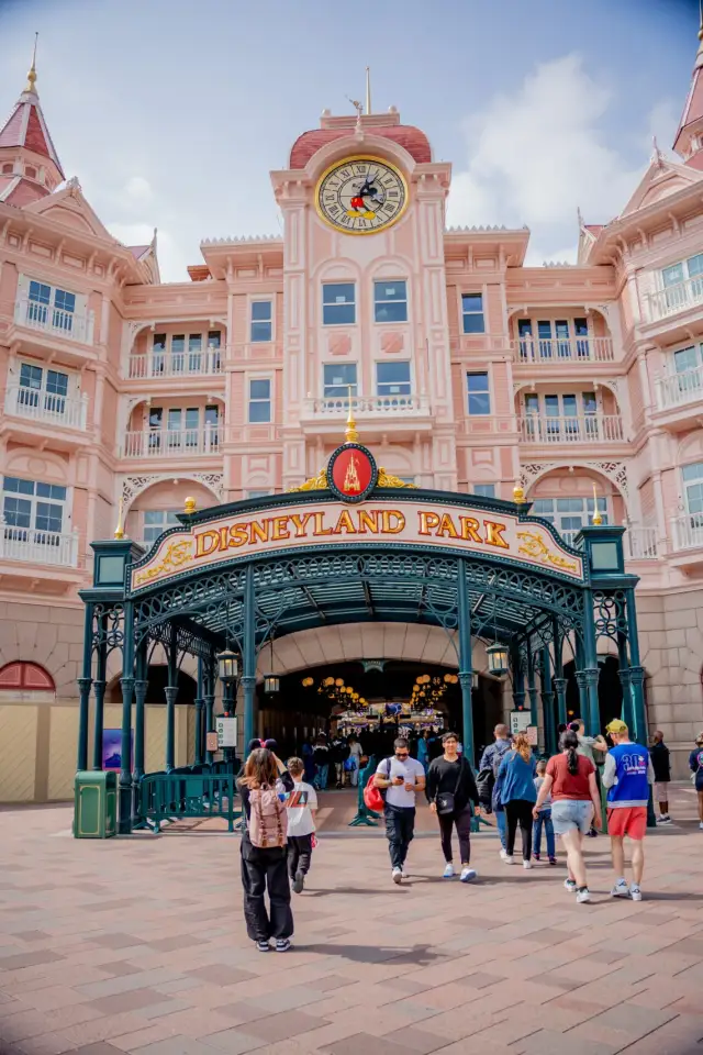 Czy Disneyland naprawdę warto odwiedzić? Odkryj plusy i minusy