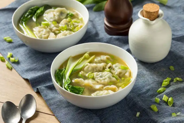 Zupa wonton co to? Odkryj tajemnice smaku i składników tej zupy