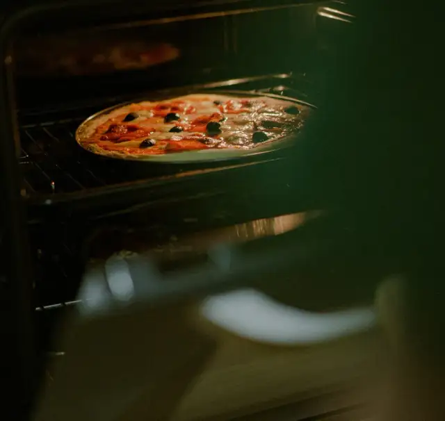 Jak upiec pizzę w piekarniku, aby uniknąć surowego ciasta i przypalonych dodatków