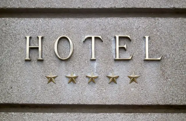Co oznaczają gwiazdki w hotelu? Zrozumienie standardów i komfortu