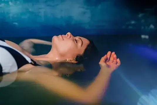 Jak spa float może zredukować stres i poprawić samopoczucie