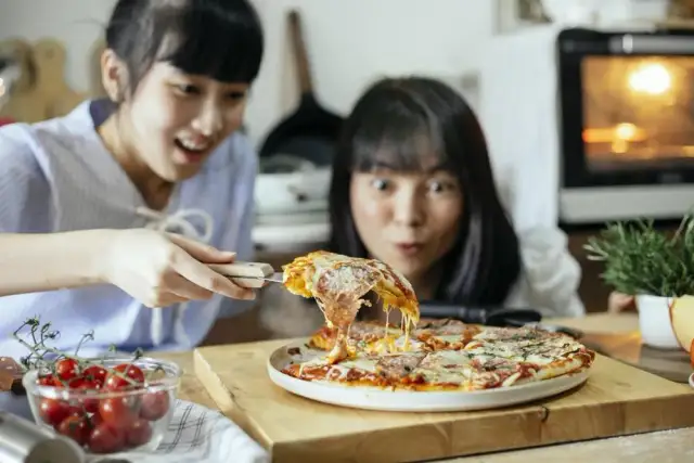 Ile waży pizza 32 cm? Sprawdź dokładną wagę i kaloryczność różnych rodzajów