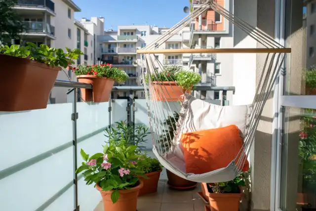 Jak osłonić balkon w bloku przed sąsiadami i zyskać prywatność