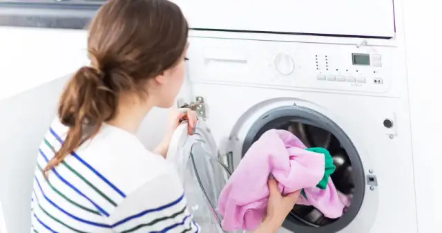 Jak skutecznie zapobiec farbowaniu ubrań: 5 sprawdzonych metod