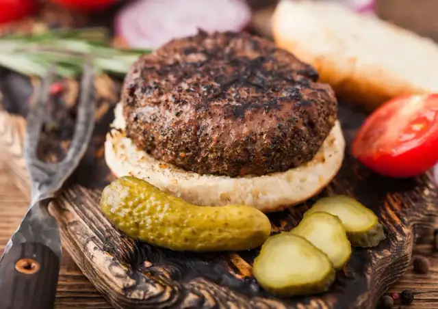 Jak zrobić kotlet do burgera - proste przepisy na idealne kotlety