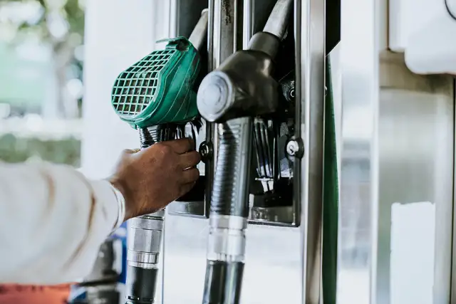 Benzyna czy diesel? Kluczowe różnice, które musisz znać przed wyborem