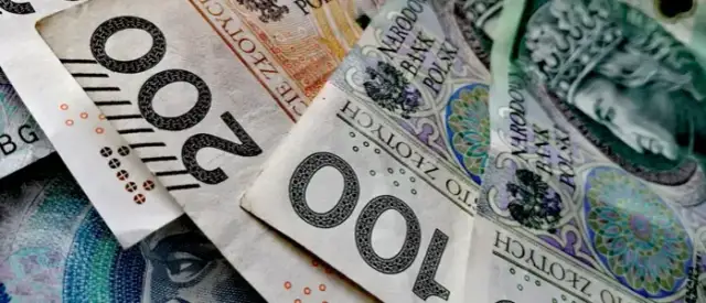Jak wziąć debet w bankomacie i uniknąć nieprzyjemnych opłat