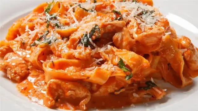 Makaron penne z kurczakiem w sosie pomidorowym - prosty przepis na obiad