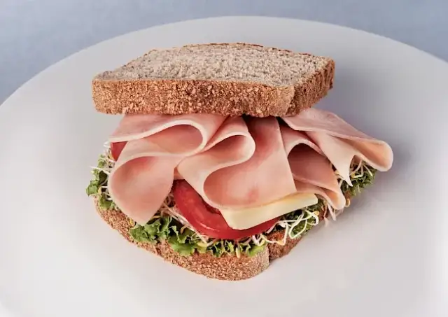 Ile kcal ma kanapka? Poznaj kaloryczność różnych rodzajów