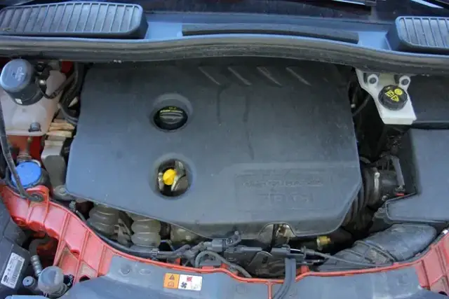 Gdzie jest filtr paliwa w Ford C-Max 1.6 benzyna? Oto odpowiedź!
