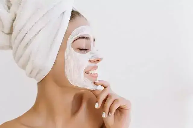 Co daje peeling enzymatyczny? Odkryj jego niesamowite efekty na skórę