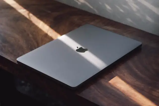 MacBook Pro 16 z M1 Pro i 32 GB RAM – dlaczego ten „stary” laptop wciąż bije na głowę większość nowych komputerów?