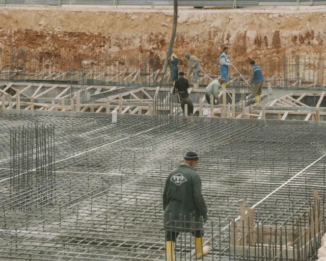 Trwałe zbrojenie, czyli podstawa dla stabilności konstrukcji betonowych – jak wykorzystać detektor zbrojenia do oceny jakości?