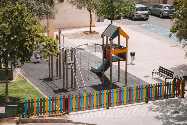 Jak zaprojektować plac zabaw dla dzieci, który będzie służył przez lata? Najważniejsze elementy i normy bezpieczeństwa