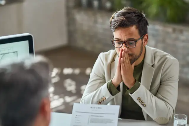 Męska twarz finansowej porażki: Jak radzić sobie ze stratą i chronić zdrowie psychiczne