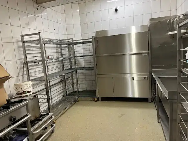 Modernizacja zaplecza gastronomicznego – kiedy wymienić meble ze stali nierdzewnej?