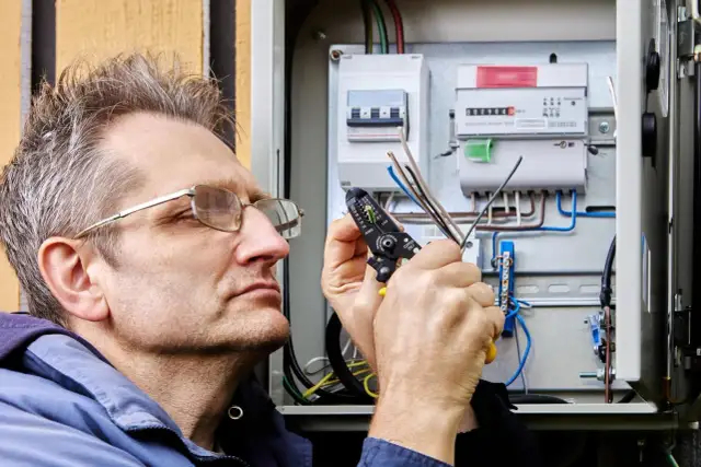 Ile kosztuje elektryka w domu? Sprawdź, co wpływa na ceny