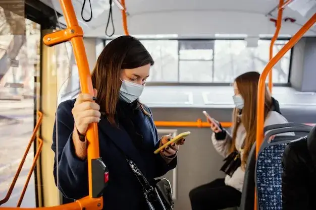 Ile osób może jechać w autokarze? Odkryj różnice w pojemności