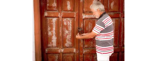 Jak odnowić stare drzwi i przywrócić im dawny blask bez wysiłku