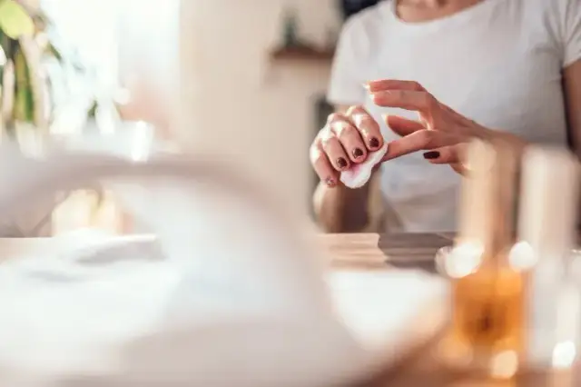 Jak usunąć manicure hybrydowy? Skuteczne metody bez uszkodzeń