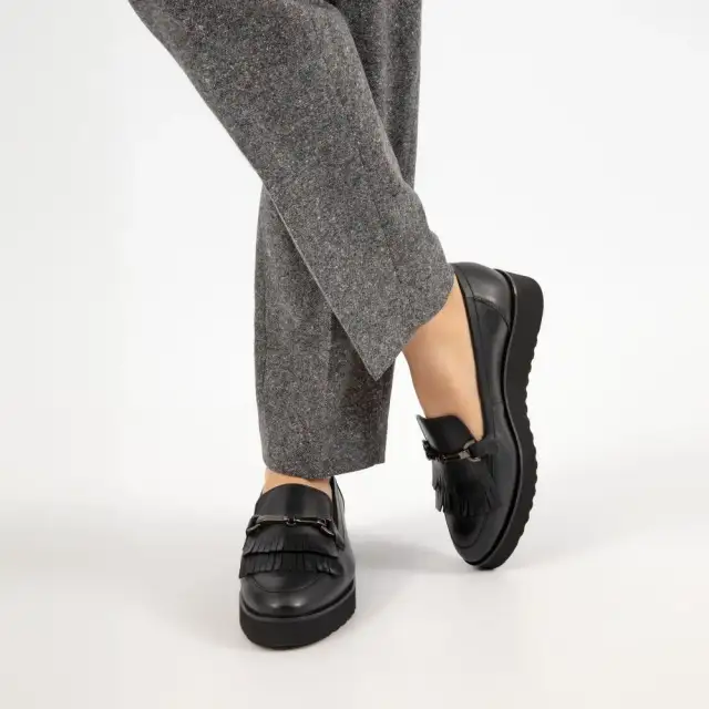 Jakie buty do chinosów damskich? 10 stylowych propozycji