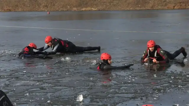 O czym jest książka na cienkim lodzie? Zaskakujące zwroty akcji!