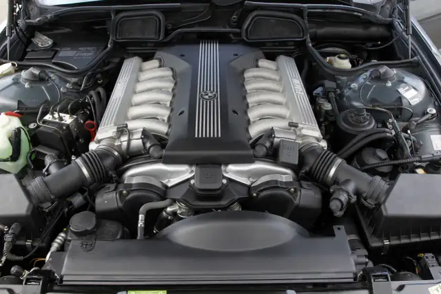 BMW z silnikiem V12: historia, rozwój i koniec tej legendy