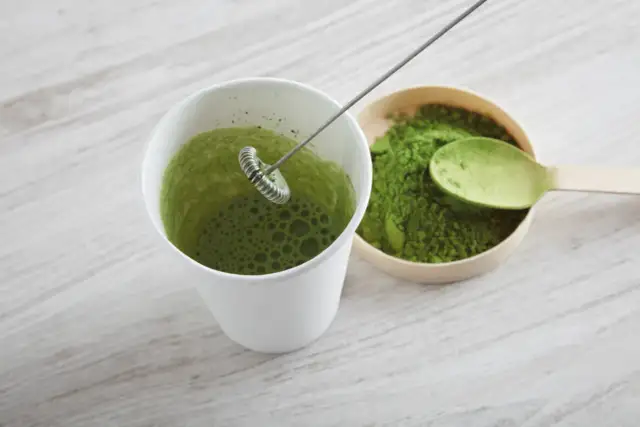 Jak prawidłowo przygotować herbatę matcha: najlepszy domowy przepis