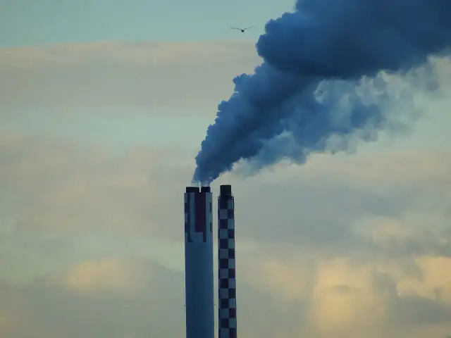 Co to jest emisja CO2 i jak wpływa na środowisko? Definicja, źródła i skutki