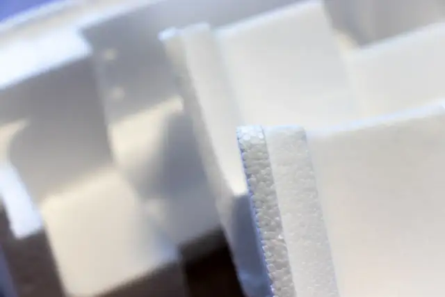 Biały styropian, często używany do pakowania, wymaga odpowiedniej segregacji. Dowiedz się, gdzie wyrzucać styropian, by trafił do recyklingu.